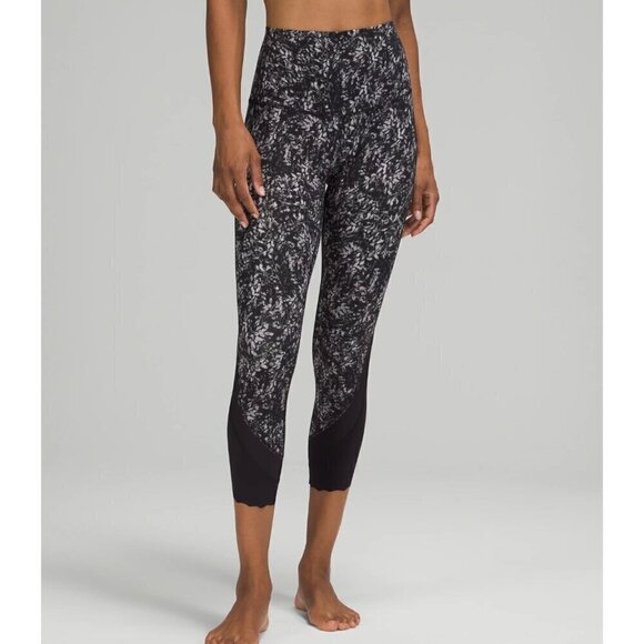 Lululemon Printed Highrise scallop hems crop leggings B100 - Picture 1 of 7